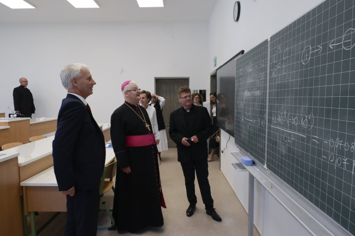 A mai tanártüntetés előtt adott pluszpénzt a kormány az egyházi iskoláknak