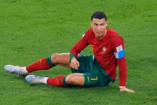 Cristiano Ronaldo a nadrágjába nyúlt, majd megevett valamit