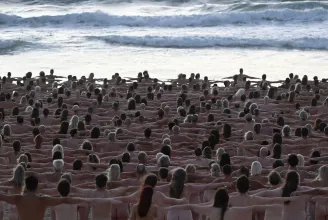 Óriási pucérkodás az ausztrál tengerparton egy nemes ügyért