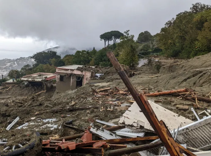 A dél-olaszországi Ischia szigetén fekvő Casamicciola a földcsuszamlás után – Fotó: MTI/EPA/ANSA