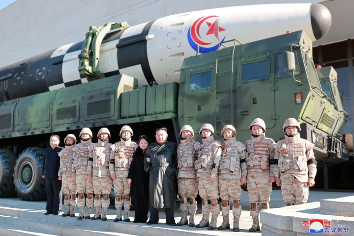Kim Dzsongun észak-koreai vezető és lánya a Hvaszong-17 interkontinentális ballisztikus rakéta tesztelésében részt vevő tudósokkal, mérnökökkel és katonai tisztviselőkkel. A dátum nélküli fotót az észak-koreai Koreai Központi Hírügynökség (KCNA) tette közzé 2022. november 27-én – Fotó: KCNA via Reuters