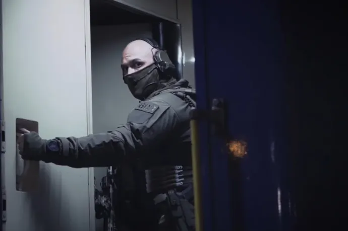 Kék villogós konvojok, kézfogások, kijevi utcák Novák Katalin egyperces kijevi úti összefoglaló kisfilmjében