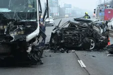 Ketten meghaltak egy autóban, amikor egy busszal karamboloztak Budapesten
