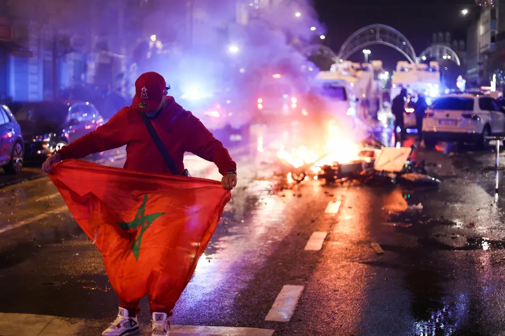 Elektromos rollerek felgyújtásával ünnepelték Belgium legyőzését marokkói szurkolók Brüsszelben