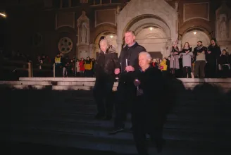 Szegeden a baloldali polgármester és a kormányhoz húzó megyéspüspök együtt gyújtotta meg az első adventi gyertyát