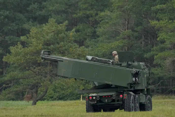Egy M142-es nagy mobilitású tüzérségi rakétarendszer (HIMARS) katonai gyakorlaton a lettországi Liepaja közelében 2022. szeptember 26-án – Fotó: Ints Kalnins / Reuters
