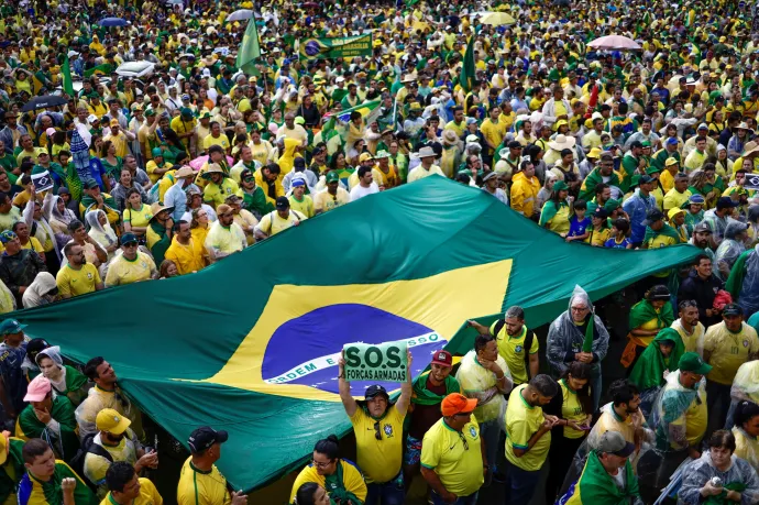 Bolsonaro szimpatizánsai tüntetnek a hadsereg főparancsnoksága előtt 2022. november 15-én Brazíliavárosban – Fotó: Ueslei Marcelino / Reuters