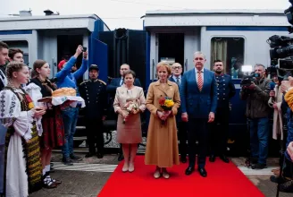 Felháborodott a román királyi család, amiért bulivonattá alakítják a királyi szerelvényt a nemzeti ünnepen