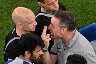 10 perc hosszabbítás is kevés volt a meccs után reklamálásért kiállított koreai edzőnek