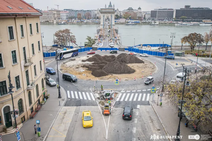 Visszaépítették a Clark Ádám téri körforgalmat