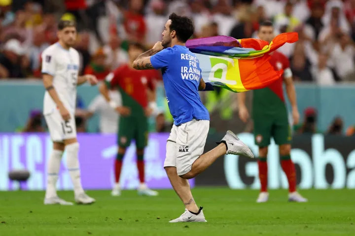 Szivárványos zászlóval rohant be C. Ronaldóék meccsére egy Ukrajna és az iráni nők mellett kiálló férfi