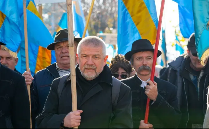 Egy székelyföldi autonómia-tüntetés, középen Izsák Balázs a Székely Nemzeti Tanács vezetője – Fotó: Toró Attila / Izsák Balázs Facebook-oldala