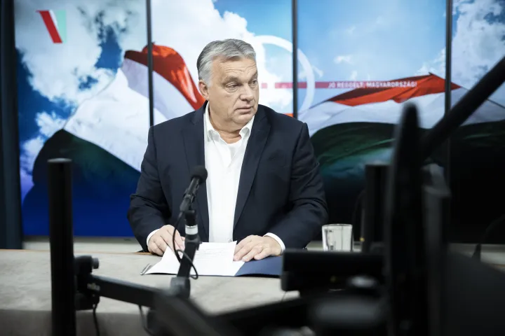 Orbán Viktor kormányfő interjút ad a Jó reggelt, Magyarország! című műsorban a Kossuth Rádió stúdiójában – Fotó: Fischer Zoltán / Miniszterelnöki Sajtóiroda / MTI