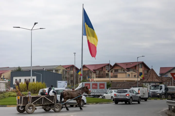 Nagy méretű román zászló Szászfenes körforgalmában – Fotó: Tóth Helga / Transtelex
