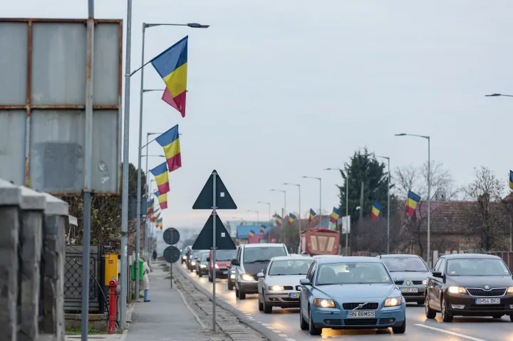 Zászlók és dugó a DN1 országúton – Fotó: Tóth Helga / Transtelex