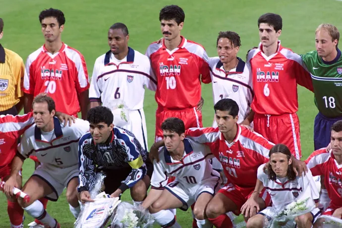 Amerikai és iráni játékosok közös fotója az 1998-as vb-n – Fotó: Pascal George / AFP or licensors