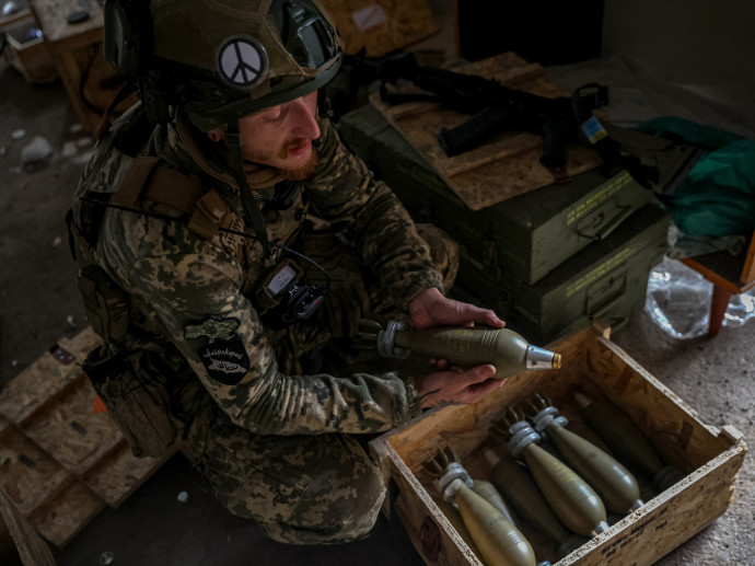 A Ukrainian soldier prepares mortar shells at a position along the front line in the Donetsk region on September 26, 2022, amid Russia's invasion of Ukraine. (Photo by ANATOLII STEPANOV / AFP)