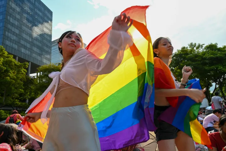 Szingapúr engedélyezi a férfiak közötti szexet, de betiltja az azonos neműek házasságát