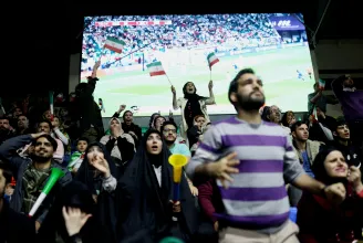 Tűzijátékkal ünnepelték Iránban az emberek, hogy a válogatottjuk kikapott az USA-tól