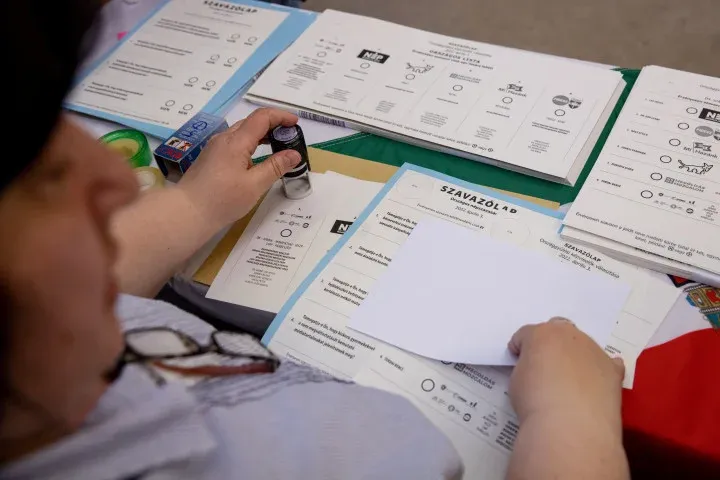 Preparing voting ballots at a polling station in Budapest's 2nd district on 3 April, for the parliamentary elections and the child protection referendum – Photo: Orsi Ajpek / Telex