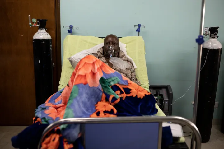 Koronavírusos beteget kezelnek egy stadionban kialakított ideiglenes Covid–19-kezelőközpontban, Ugandában, 2021. július 9-én – Fotó: Luke Dray / Getty Images