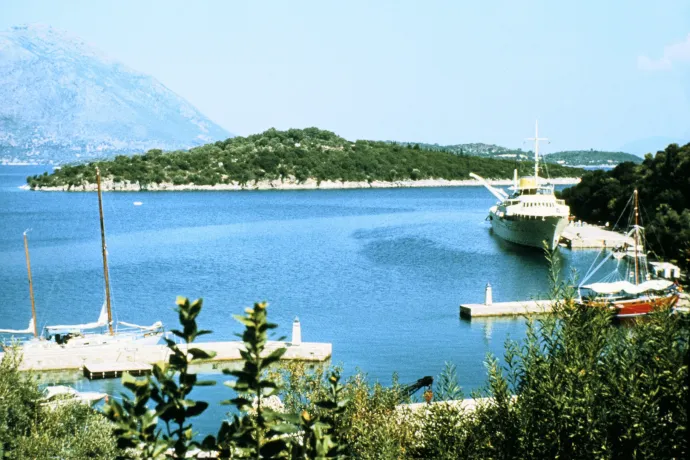 A mesés görög sziget, ami összeköti Kennedy feleségét és egy fura orosz milliárdost