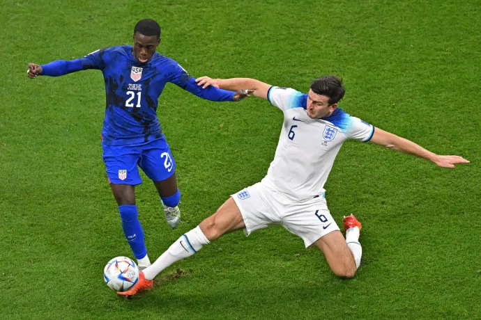 Harry Maguire szerel az USA elleni meccsen – Fotó: Glyn Kirk / AFP or licensors