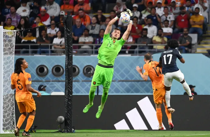 Andries Noppert véd az A csoport Hollandia–Ecuador-mérkőzésen – Fotó: Keita Iijima / Yomiuri / AFP