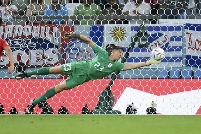 Sergio Rochet véd a H csoportos Uruguay–Korea-meccsen – Fotó: Mohammad Karamali / Defodi Images / Getty Images