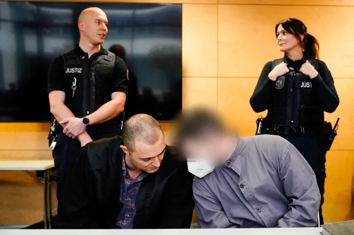 Védőjével beszélget a kétszeres rendőrgyilkossággal vádolt férfi a tárgyaláson – Fotó: Uwe Anspach / DPA / dpa Picture-Alliance via AFP