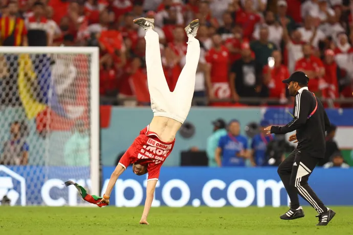 Berohant egy szurkoló a tunéziai–francia vb-meccsre, hogy szaltózzon egy hatalmasat