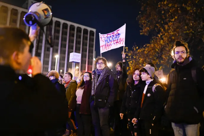 Határozatlan idejű virrasztást hirdettek a tanárkirúgások miatt tüntető diákok