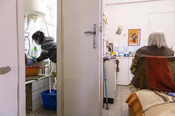 Az önkormányzat közfoglalkoztatott házi segítségnyújtója takarít a 97 éves Szabó Sándorné otthonában, a Szabolcs-Szatmár-Bereg megyei Paszabon – Fotó: Balázs Attila / MTI