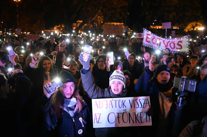 Kedden este diákok, szülők és szimpatizánsok tiltakoztak a pedagógusok kirúgása ellen a Belügyminisztérium előtt – Fotó: Bődey János / Telex