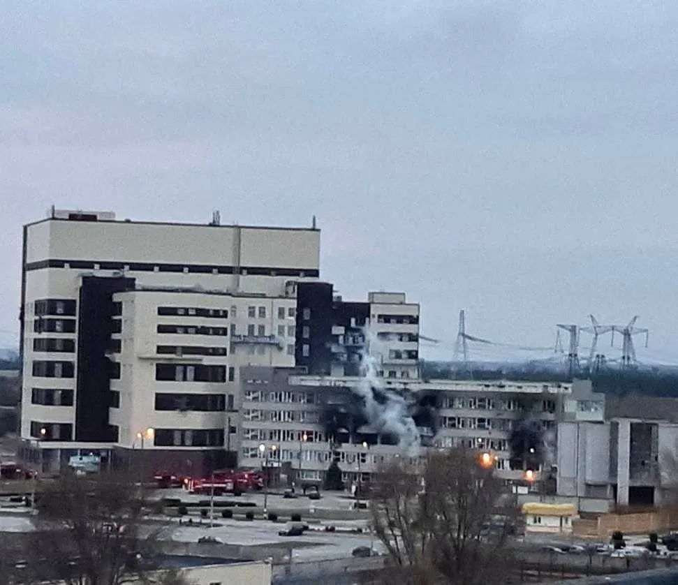 Füst száll fel a zaporizzsjai atomerőmű egyik megrongálódott épületéből az orosz erők támadása után, 2022. március 4-én – Fotó: Ukraine National Nuclear Energy Generating Company Energoatom / AFP