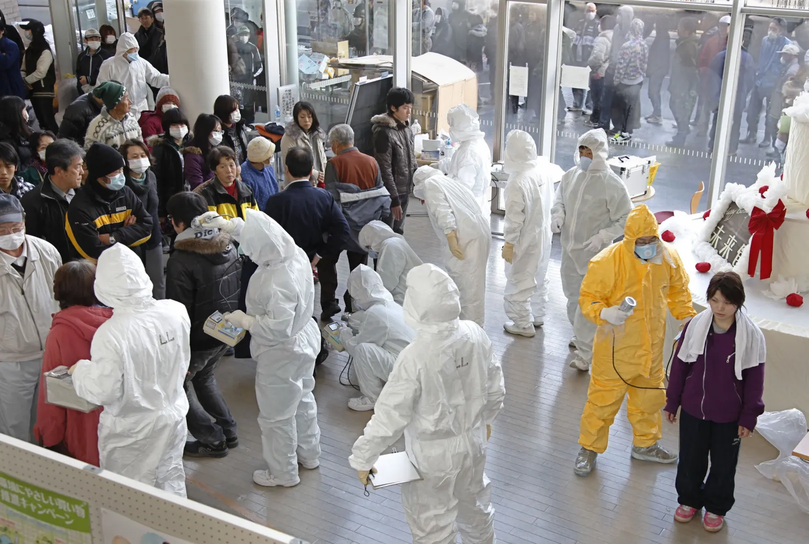 Fukusima prefektúra Nihonmacu városából evakuált lakosok sugárvizsgálatát végzik a hatóságok 2011. március 16-án – Fotó: Go Takayama / AFP