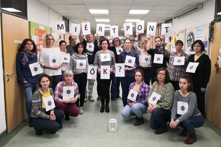 26 faculty members at Kempelen Farkas Gimnázium have expressed solidarity with their fired colleagues. Their sign reads: "Why them?" – Photo: the faculty of Kempelen Farkas Gimnázim