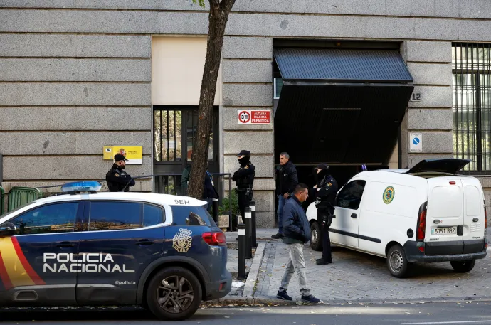 Rendőrök a spanyol védelmi minisztérium előtt, miután levélbombát küldtek több helyre – Fotó: Juan Medina / Reuters