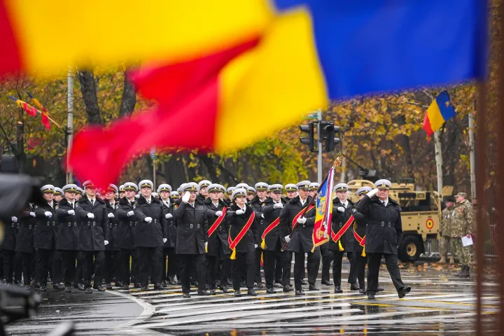 Katonai díszszemlével ünnepeltek Bukarestben, Ciucă az egység napjáról beszélt