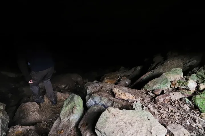 Fent: Macska-barlang, középen: egykori bányászkunyhó, lent: Dinó-rejtek lezárt bejárata – Fotó: Martiskó Gábor, és Tenczer Gábor / Telex