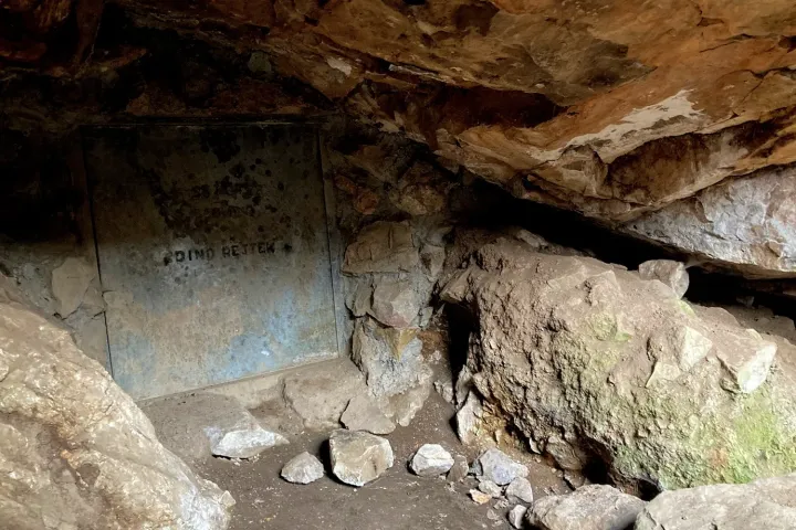 Fent: Macska-barlang, középen: egykori bányászkunyhó, lent: Dinó-rejtek lezárt bejárata – Fotó: Martiskó Gábor, és Tenczer Gábor / Telex