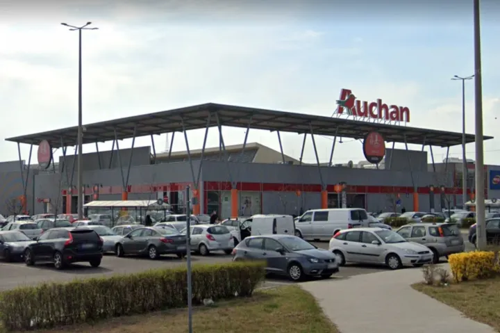 Kigyulladt a maglódi Auchanban egy elektromos kemence, több mint 500 embernek kellett elhagynia az áruházat