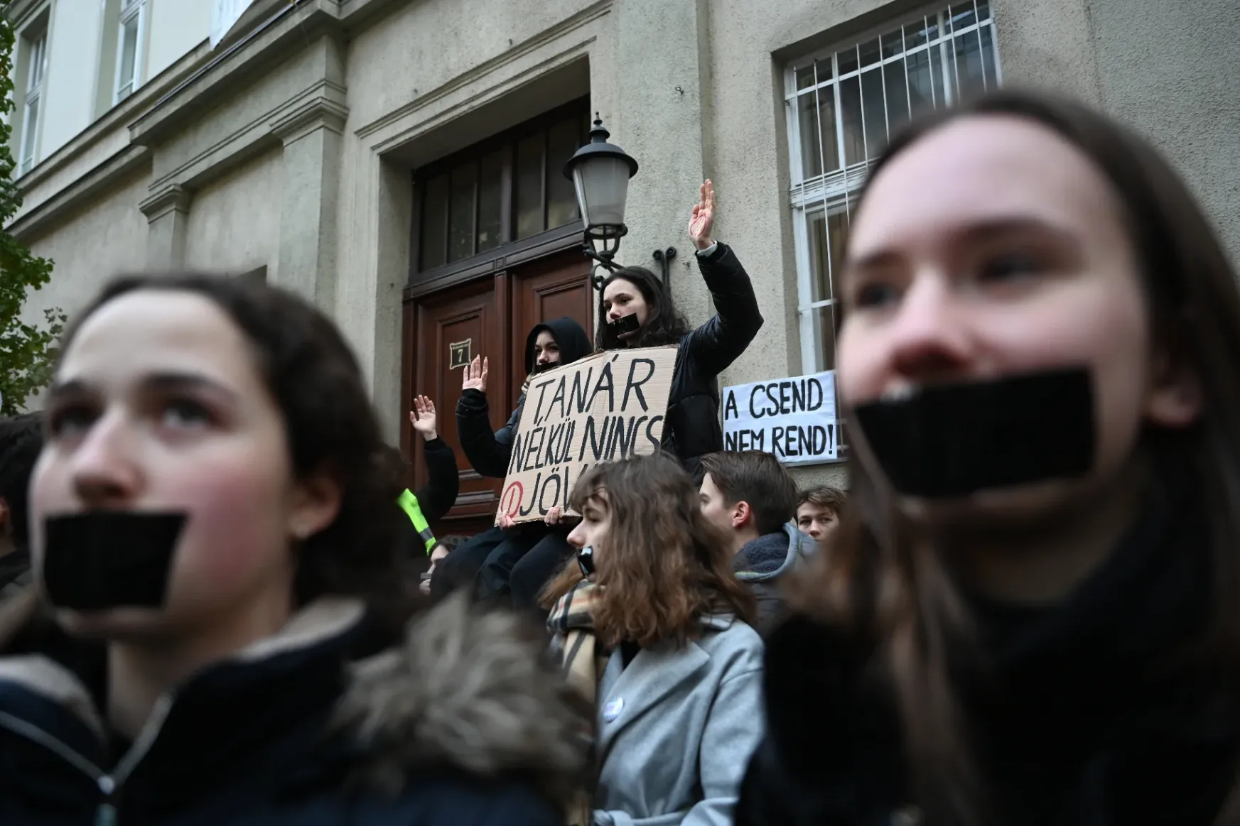 Leragasztott szájjal tiltakoztak az Eötvös József Gimnázium diákjai