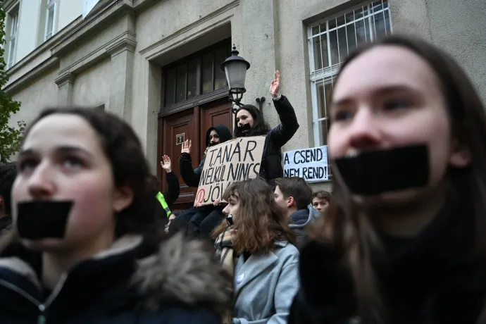 Több mint hetven iskola, majdnem hétszáz tanár tiltakozott a tanárkirúgások ellen