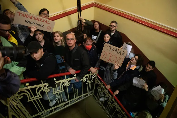 A Karinthy újabb hét tanára kapott figyelmeztetést polgári engedetlenség miatt