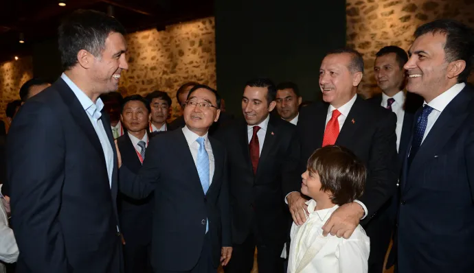 Hakan Şükür és Recep Tayyip Erdoğan 2013-ban – Fotó: Sebnem Coskun / Anadolu Agency / AFP
