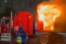 Nagy lángokkal égett a Coca-Cola karácsonyi kamionja Romániában