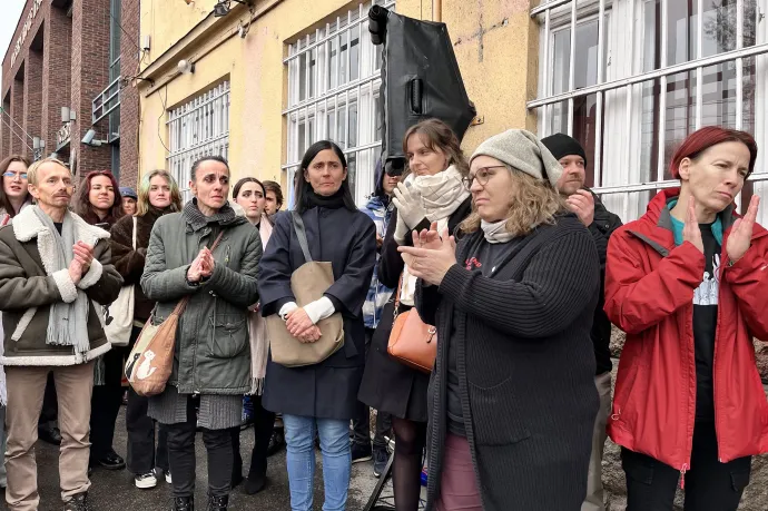 A Karinthy Frigyes Gimnázium kirúgott tanárai a tankerületi tiltakozáson – Fotó: Simor Dániel / Telex