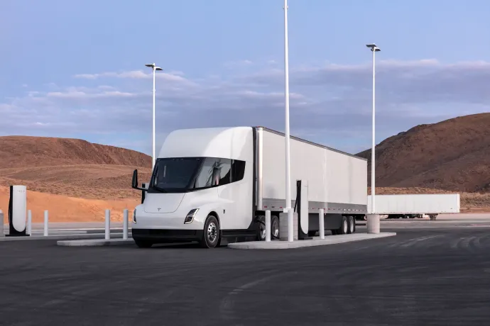 Átadták az első Tesla Semit: ilyen lesz a jövő kamionja?