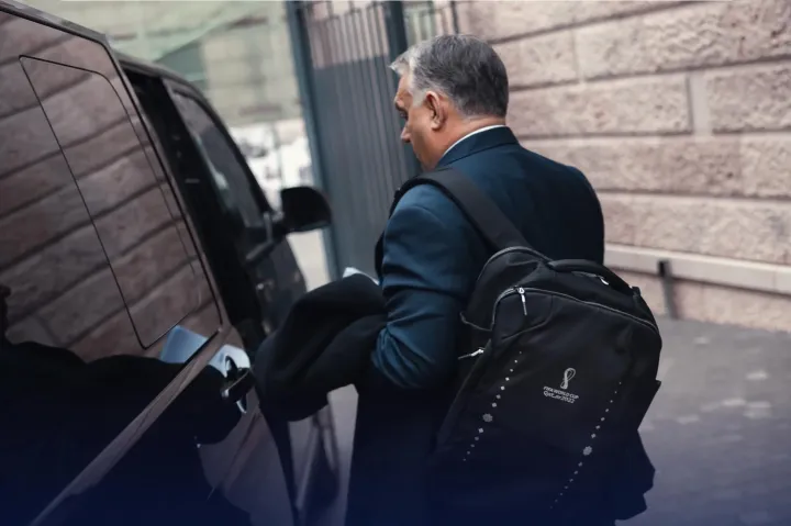 Megmutatta Orbán Viktor az új, katari vb-re készült hátizsákját